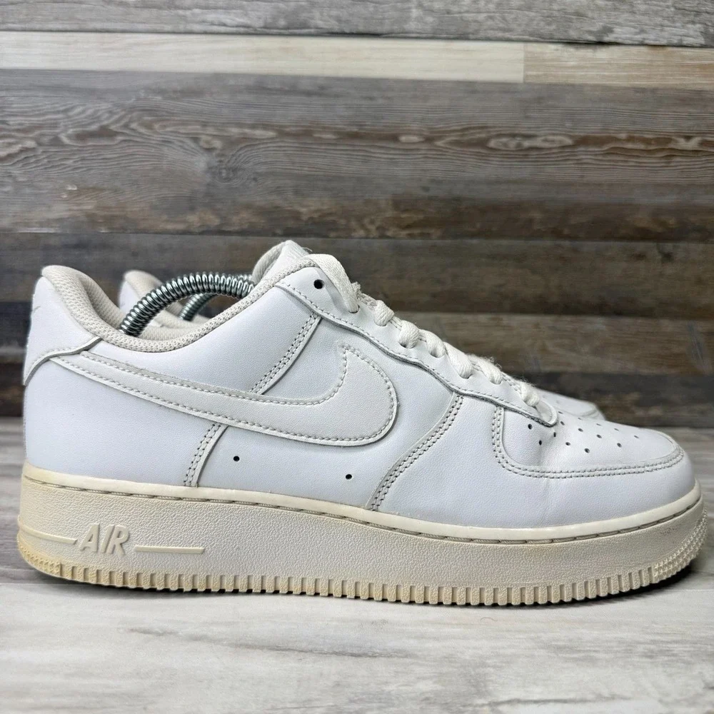 Nike Air Force 1 '07 Low Men's Size 9‎ White Athletic Lifestyle Shoes Sneakers
